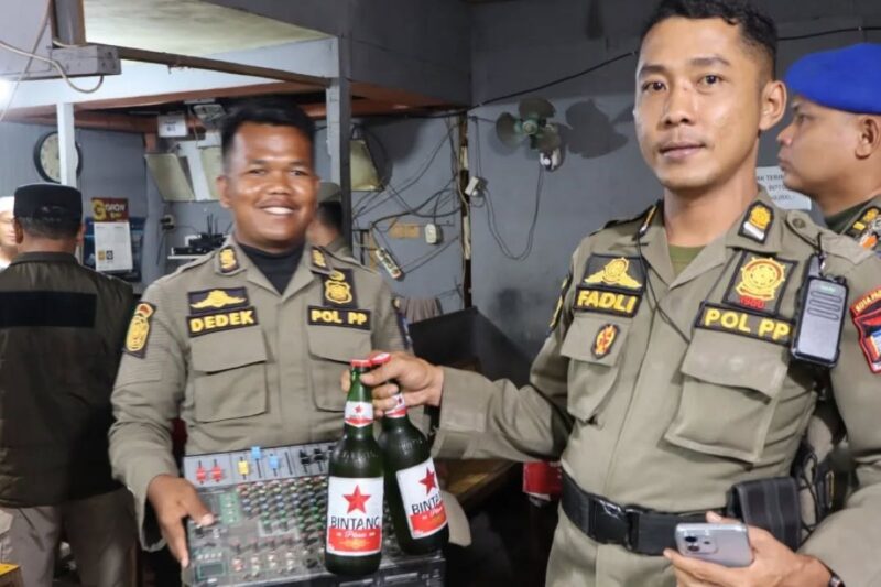 Petugas Satpol PP Padang mengamankan minuman beralkohol dari salah satu kafe, Selasa malam (20/8/2025). (Foto: Humas Satpol PP Padang)