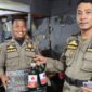Petugas Satpol PP Padang mengamankan minuman beralkohol dari salah satu kafe, Selasa malam (20/8/2025). (Foto: Humas Satpol PP Padang)