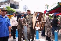 Petugas Satpol PP Padang menertibkan PKL di sepanjang Jalan Pasar Raya Barat dan trotoar Jalan Sandang Pangan, Kamis (21/8/2025). (Foto: Humas Satpol PP Padang)