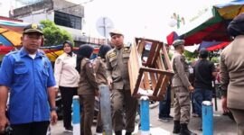 Petugas Satpol PP Padang menertibkan PKL di sepanjang Jalan Pasar Raya Barat dan trotoar Jalan Sandang Pangan, Kamis (21/8/2025). (Foto: Humas Satpol PP Padang)