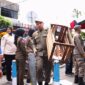 Petugas Satpol PP Padang menertibkan PKL di sepanjang Jalan Pasar Raya Barat dan trotoar Jalan Sandang Pangan, Kamis (21/8/2025). (Foto: Humas Satpol PP Padang)