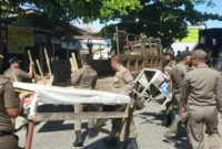 Petugas Satpol PP Padang menertibkan lapak PKL yang berjualan di Jalan Belibis, Kelurahan Air Tawar Barat, Jumat (22/8/2025). (Foto: FB Diskominfo Padang)