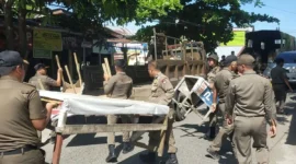 Petugas Satpol PP Padang menertibkan lapak PKL yang berjualan di Jalan Belibis, Kelurahan Air Tawar Barat, Jumat (22/8/2025). (Foto: FB Diskominfo Padang)