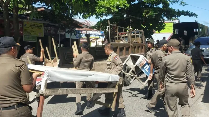 Petugas Satpol PP Padang menertibkan lapak PKL yang berjualan di Jalan Belibis, Kelurahan Air Tawar Barat, Jumat (22/8/2025). (Foto: FB Diskominfo Padang)