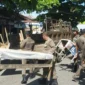 Petugas Satpol PP Padang menertibkan lapak PKL yang berjualan di Jalan Belibis, Kelurahan Air Tawar Barat, Jumat (22/8/2025). (Foto: FB Diskominfo Padang)