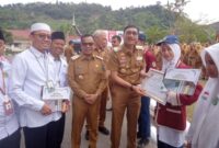 Bupati Pessel, Hendrajoni bersama Wabup, Risnaldi Ibrahim dan Kakan Kemenag Pessel, Yufrizal saat menyerahkan piagam penghargaan kepada tiga siswa MTsN yang berhasil meraih prestasi nasional. (Foto: Dok Yoniks)