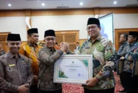 
Wabup Tanah Datar Ahmad Fadly menerima penghargaan dalam penyelenggaraan haji embarkasi/debarkasi Padang tahun 2025. (Foto: Prokopim Tanah Datar)