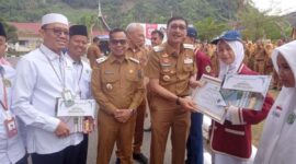 Bupati Pessel, Hendrajoni bersama Wabup, Risnaldi Ibrahim dan Kakan Kemenag Pessel, Yufrizal saat menyerahkan piagam penghargaan kepada tiga siswa MTsN yang berhasil meraih prestasi nasional. (Foto: Dok Yoniks)