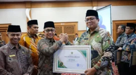 
Wabup Tanah Datar Ahmad Fadly menerima penghargaan dalam penyelenggaraan haji embarkasi/debarkasi Padang tahun 2025. (Foto: Prokopim Tanah Datar)