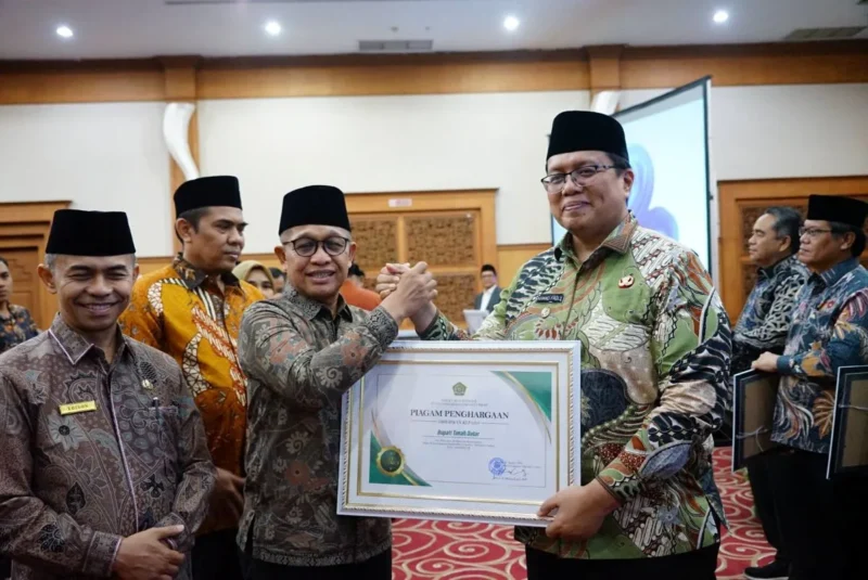 
Wabup Tanah Datar Ahmad Fadly menerima penghargaan dalam penyelenggaraan haji embarkasi/debarkasi Padang tahun 2025. (Foto: Prokopim Tanah Datar)