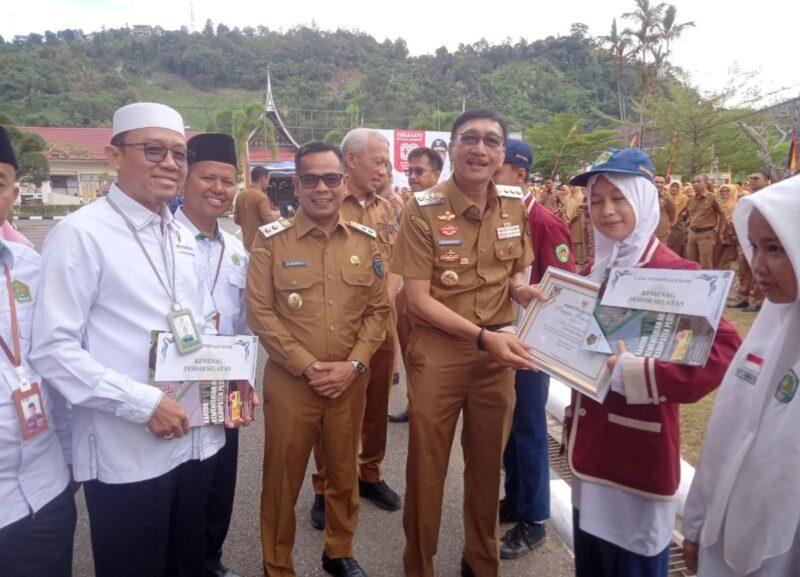 Bupati Pessel, Hendrajoni bersama Wabup, Risnaldi Ibrahim dan Kakan Kemenag Pessel, Yufrizal saat menyerahkan piagam penghargaan kepada tiga siswa MTsN yang berhasil meraih prestasi nasional. (Foto: Dok Yoniks)