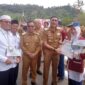Bupati Pessel, Hendrajoni bersama Wabup, Risnaldi Ibrahim dan Kakan Kemenag Pessel, Yufrizal saat menyerahkan piagam penghargaan kepada tiga siswa MTsN yang berhasil meraih prestasi nasional. (Foto: Dok Yoniks)