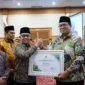 
Wabup Tanah Datar Ahmad Fadly menerima penghargaan dalam penyelenggaraan haji embarkasi/debarkasi Padang tahun 2025. (Foto: Prokopim Tanah Datar)