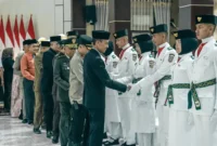 Wakil Bupati Solsel, H. Yulian Efi bersama unsur Forkopimda memberikan ucapan selamat kepada anggota Paskibraka usai pengukuhan, Jumat (15/8/2025). (Foto: Humas Solsel)