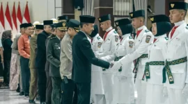 Wakil Bupati Solsel, H. Yulian Efi bersama unsur Forkopimda memberikan ucapan selamat kepada anggota Paskibraka usai pengukuhan, Jumat (15/8/2025). (Foto: Humas Solsel)