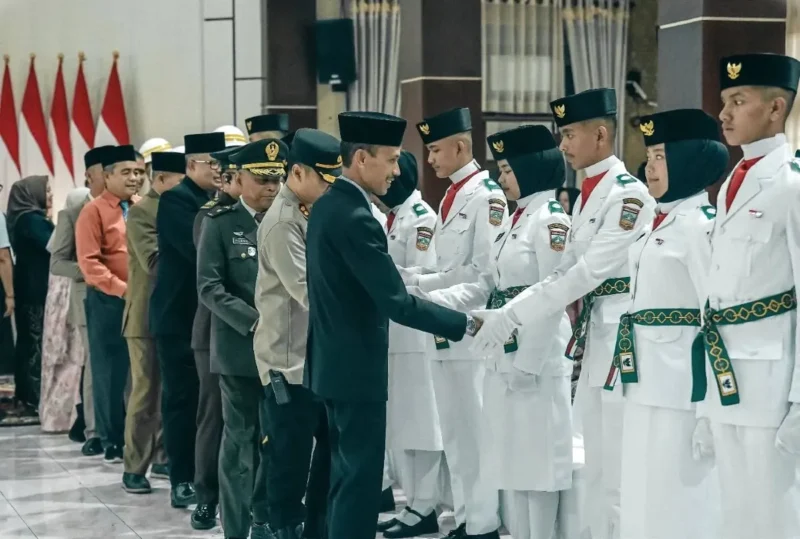 Wakil Bupati Solsel, H. Yulian Efi bersama unsur Forkopimda memberikan ucapan selamat kepada anggota Paskibraka usai pengukuhan, Jumat (15/8/2025). (Foto: Humas Solsel)