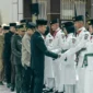 Wakil Bupati Solsel, H. Yulian Efi bersama unsur Forkopimda memberikan ucapan selamat kepada anggota Paskibraka usai pengukuhan, Jumat (15/8/2025). (Foto: Humas Solsel)
