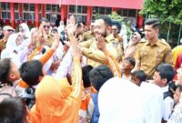 Murid SDN 08 dan SDN 37 Alang Laweh antusias menyambut kehadiran Wali Kota Padang Fadly Amran ke sekolah mereka, Senin (25/8/2025). (Foto: Prokopim Padang)