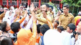 Murid SDN 08 dan SDN 37 Alang Laweh antusias menyambut kehadiran Wali Kota Padang Fadly Amran ke sekolah mereka, Senin (25/8/2025). (Foto: Prokopim Padang)