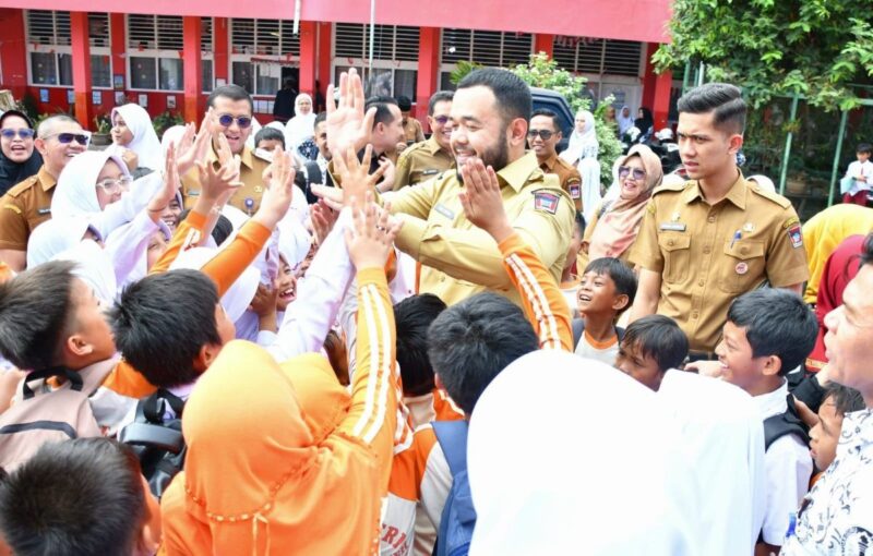 Murid SDN 08 dan SDN 37 Alang Laweh antusias menyambut kehadiran Wali Kota Padang Fadly Amran ke sekolah mereka, Senin (25/8/2025). (Foto: Prokopim Padang)