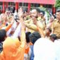 Murid SDN 08 dan SDN 37 Alang Laweh antusias menyambut kehadiran Wali Kota Padang Fadly Amran ke sekolah mereka, Senin (25/8/2025). (Foto: Prokopim Padang)