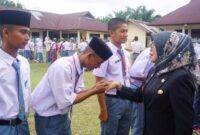 Wakil Bupati Dharmasraya, Leli Arni menutup Diklat Paskibraka 2025 di SKB Pulau Punjung, Senin (18/8/2025). (Foto: Pemkab Dharmasraya)