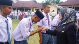 Wakil Bupati Dharmasraya, Leli Arni menutup Diklat Paskibraka 2025 di SKB Pulau Punjung, Senin (18/8/2025). (Foto: Pemkab Dharmasraya)