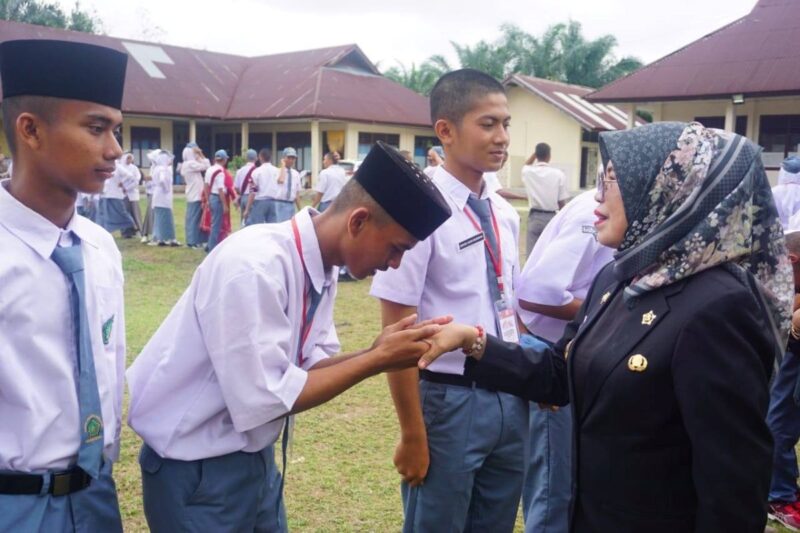 Wakil Bupati Dharmasraya, Leli Arni menutup Diklat Paskibraka 2025 di SKB Pulau Punjung, Senin (18/8/2025). (Foto: Pemkab Dharmasraya)