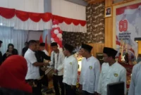 Wakil Gubernur Sumbar, Vasco Ruseimy menyerahkan remisi di Lapas Kelas II A Padang, Minggu (17/8/2025). (Foto: Diskominfo Padang)