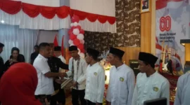 Wakil Gubernur Sumbar, Vasco Ruseimy menyerahkan remisi di Lapas Kelas II A Padang, Minggu (17/8/2025). (Foto: Diskominfo Padang)