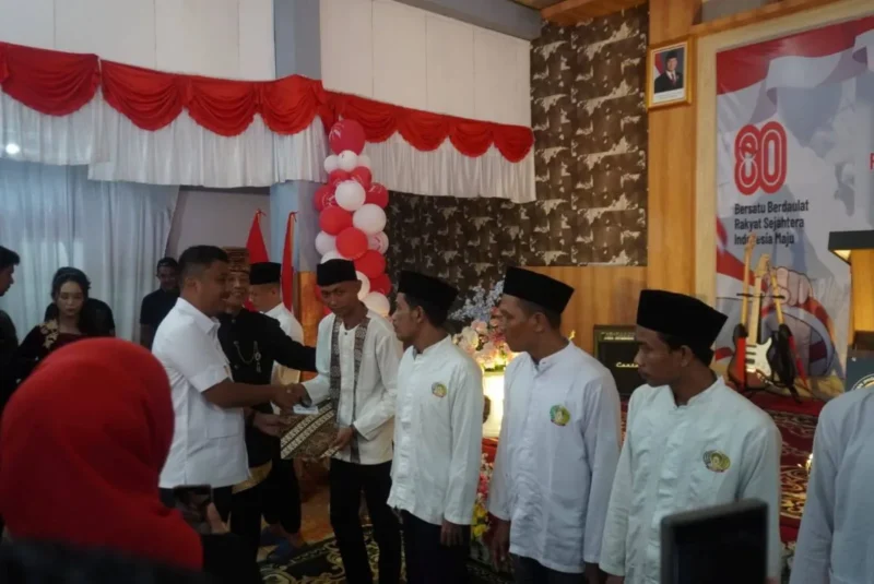 Wakil Gubernur Sumbar, Vasco Ruseimy menyerahkan remisi di Lapas Kelas II A Padang, Minggu (17/8/2025). (Foto: Diskominfo Padang)