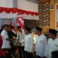 Wakil Gubernur Sumbar, Vasco Ruseimy menyerahkan remisi di Lapas Kelas II A Padang, Minggu (17/8/2025). (Foto: Diskominfo Padang)