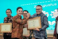 Wakil Menteri Kesehatan RI, Prof. Dante Saksono Harbuwono menyerahkan sertifikat eliminasi penyakit tropis terabaikan kepada 101 kepala daerah. (Foto: Kemenkes)
