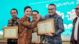 Wakil Menteri Kesehatan RI, Prof. Dante Saksono Harbuwono menyerahkan sertifikat eliminasi penyakit tropis terabaikan kepada 101 kepala daerah. (Foto: Kemenkes)