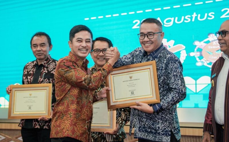 Wakil Menteri Kesehatan RI, Prof. Dante Saksono Harbuwono menyerahkan sertifikat eliminasi penyakit tropis terabaikan kepada 101 kepala daerah. (Foto: Kemenkes)