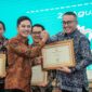 Wakil Menteri Kesehatan RI, Prof. Dante Saksono Harbuwono menyerahkan sertifikat eliminasi penyakit tropis terabaikan kepada 101 kepala daerah. (Foto: Kemenkes)
