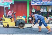 Pekerja sedang melakukan perbaikan jalan yang berlubang di wilayah Kota Padang. (Foto: Diskominfo Padang)