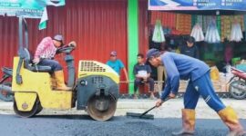 Pekerja sedang melakukan perbaikan jalan yang berlubang di wilayah Kota Padang. (Foto: Diskominfo Padang)