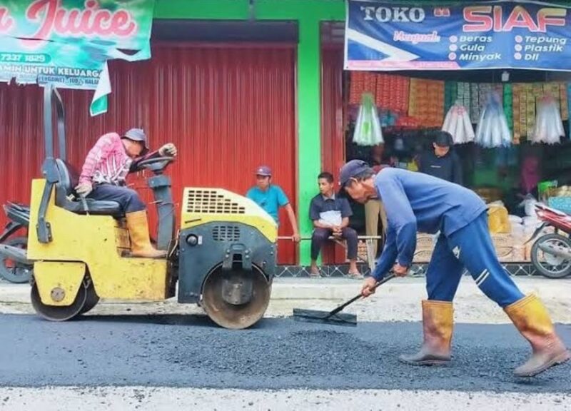 Pekerja sedang melakukan perbaikan jalan yang berlubang di wilayah Kota Padang. (Foto: Diskominfo Padang)