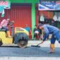 Pekerja sedang melakukan perbaikan jalan yang berlubang di wilayah Kota Padang. (Foto: Diskominfo Padang)