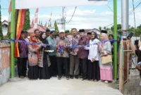 Wakil Wali Kota Padang, Maigus Nasir meresmikan Jalan Penjernihan III RT 003 RW 07, Kecamatan Padang Utara, Minggu (31/8/2025) pagi. (Foto: Diskominfo Padang)