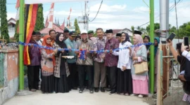 Wakil Wali Kota Padang, Maigus Nasir meresmikan Jalan Penjernihan III RT 003 RW 07, Kecamatan Padang Utara, Minggu (31/8/2025) pagi. (Foto: Diskominfo Padang)