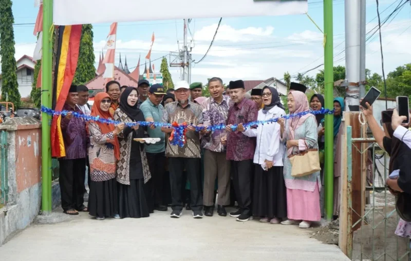 Wakil Wali Kota Padang, Maigus Nasir meresmikan Jalan Penjernihan III RT 003 RW 07, Kecamatan Padang Utara, Minggu (31/8/2025) pagi. (Foto: Diskominfo Padang)
