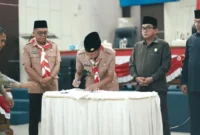 Wabup Solsel Yulian Elfi menandatangani Nota Kesepahaman Perubahan KUA-PPAS APBD 2025 di Aula Paripurna DPRD Solok Selatan, Kamis (14/8/2025). (Foto: Humas Pemkab Solsel)