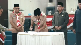 Wabup Solsel Yulian Elfi menandatangani Nota Kesepahaman Perubahan KUA-PPAS APBD 2025 di Aula Paripurna DPRD Solok Selatan, Kamis (14/8/2025). (Foto: Humas Pemkab Solsel)