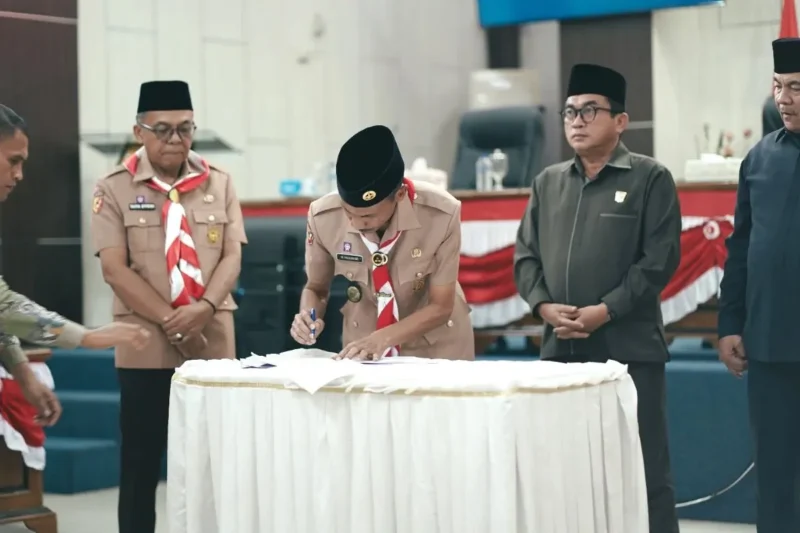 Wabup Solsel Yulian Elfi menandatangani Nota Kesepahaman Perubahan KUA-PPAS APBD 2025 di Aula Paripurna DPRD Solok Selatan, Kamis (14/8/2025). (Foto: Humas Pemkab Solsel)