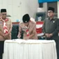 Wabup Solsel Yulian Elfi menandatangani Nota Kesepahaman Perubahan KUA-PPAS APBD 2025 di Aula Paripurna DPRD Solok Selatan, Kamis (14/8/2025). (Foto: Humas Pemkab Solsel)
