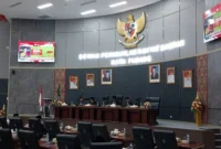 Wawako Padang Maigus Nasir mendengarkan Pidato Kenegaraan Presiden RI dalam rangka HUT ke-80 Kemerdekaan RI di Ruang Sidang DPRD Kota Padang, Jumat (15/8/2025). (Foto: Diskominfo Padang)
