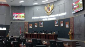Wawako Padang Maigus Nasir mendengarkan Pidato Kenegaraan Presiden RI dalam rangka HUT ke-80 Kemerdekaan RI di Ruang Sidang DPRD Kota Padang, Jumat (15/8/2025). (Foto: Diskominfo Padang)
