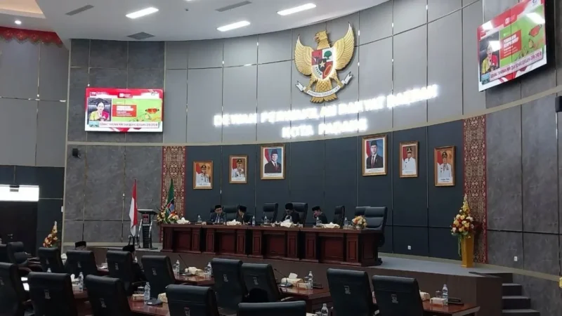Wawako Padang Maigus Nasir mendengarkan Pidato Kenegaraan Presiden RI dalam rangka HUT ke-80 Kemerdekaan RI di Ruang Sidang DPRD Kota Padang, Jumat (15/8/2025). (Foto: Diskominfo Padang)